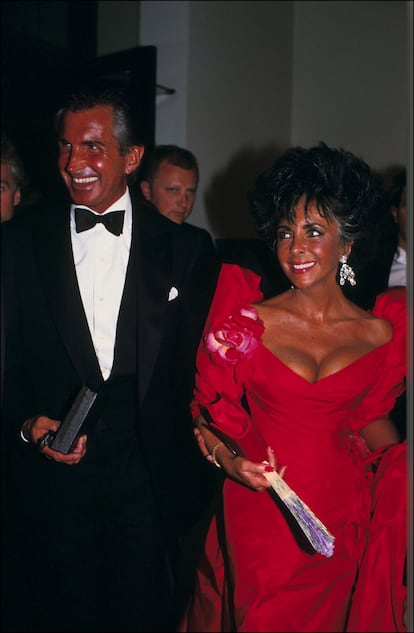 Hoy sorprende el bronceado excesivo que era habitual en los años ochenta. En la imagen, Liz Taylor y George Hamilton en el Festival de Cannes en 1987.