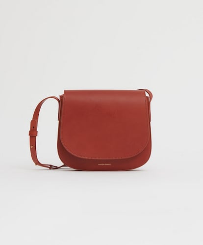 Aqu va una lista de otros bolsos que ha llevado la cantante. La bandolera para todos los das: Mansur Gavriel classic crossbody bag (625 euros). Desde hace ms de 10 a?os, las fundadoras de Mansur Gavriel, Rachel Mansury Floriana Gavriel, han dise?ado bolsos de dise?o minimalista en un rango medio de precios. Desde septiembre de 2023, Swift se ha aficionado mucho a los bolsos de la marca y posee varios modelos, como la popular cartera Cloud y el bolso MFrame (agotado), pero el que ms ha llevado ha sido la clsica bandolera de piel de la marca.