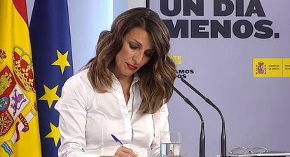 Captura de la señal institucional de Moncloa de la ministra de Trabajo, Yolanda Díaz, durante la rueda de prensa posterior a la reunión del Consejo de Ministros, este viernes en Moncloa