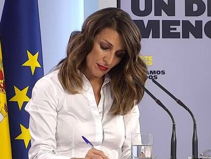 Captura de la señal institucional de Moncloa de la ministra de Trabajo, Yolanda Díaz, durante la rueda de prensa posterior a la reunión del Consejo de Ministros, este viernes en Moncloa