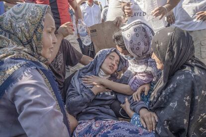 Una mujer se desmaya y convulsiona durante una manifestación organizada por migrantes para pedir libertad de movimiento, agua y comida en Lesbos.