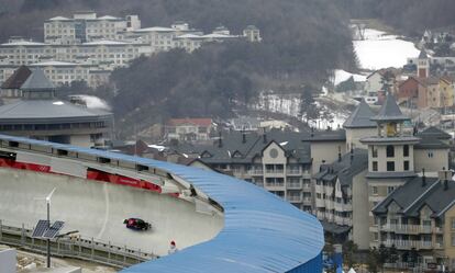 Thomas Steu y Lorenz Koller, de Austria, se deslizan por la pista durante un entrenamiento de dobles de Luge en Pyeongchang, el 11 de febrero de 2018.