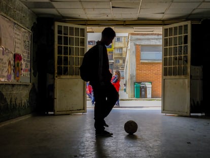 Un estudiante del colegio Julio César Turbay en Soacha, un municipio periférico de Bogotá, Colombia.