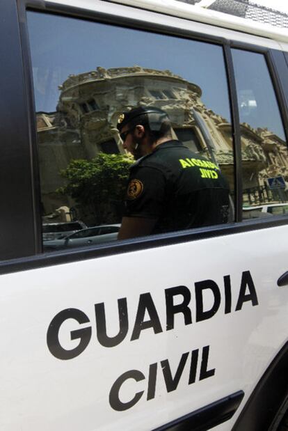 La Guardia Civil durante el desalojo de los trabajadores de la SGAE para llevar a cabo el registro.