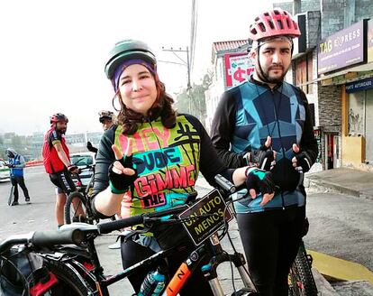 Cathy Pazmiño y su hermano Gustavo Pazmiño en bicicleta.