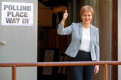 La ministra principal de Escocia, Nicola Sturgeon, ha votado en un colegio electoral de Glasgow.