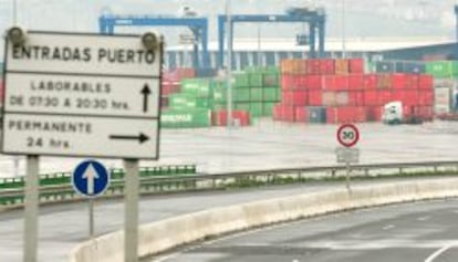 Contenedores apilados en el puerto de Bilbao.