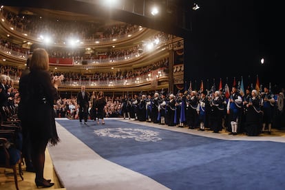 El rey Felipe y la reina Letizia a su llegada a la ceremonia de entrega de los Premios Princesa de Asturias, este viernes en el Teatro Campoamor de Oviedo. 
