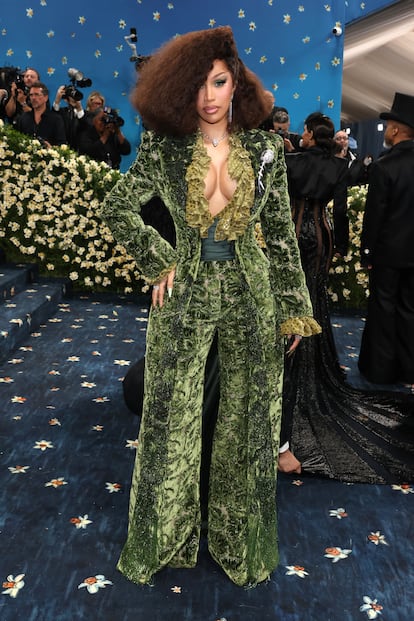 La rapera Cardi B, con un conjunto de pantalón acampanado brocado en verde firmado por Burberry.