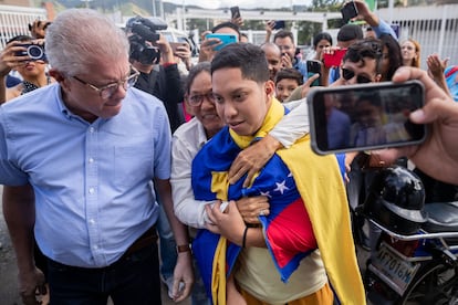 El estudiante universitario John Álvarez es recibido por sus familiares tras su liberación.