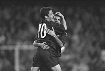 Raúl se abraza a Guardiola tras conseguir un gol con la selección frente a Austria.
