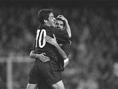 Raúl se abraza a Guardiola tras conseguir un gol con la selección frente a Austria.