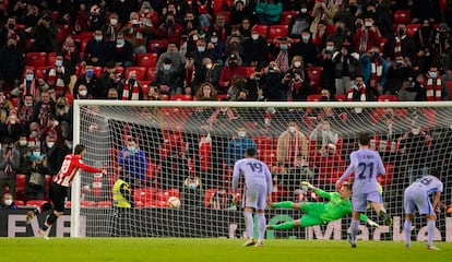 Muniain marca, de penalti, el gol del triunfo del Athletic ante el Barcelona