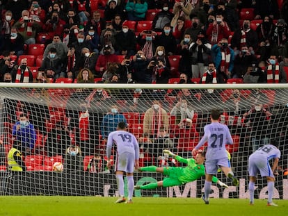 Muniain marca, de penalti, el gol del triunfo del Athletic ante el Barcelona.