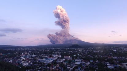 Columna de humo sobre el volcán Mayón durante el lanzamiento de material piroclástico, el 24 de enero de 2018.