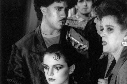 Pedro Almodóvar con Eva Cobo y Chus Lampreave en el rodaje de 'Matador'.