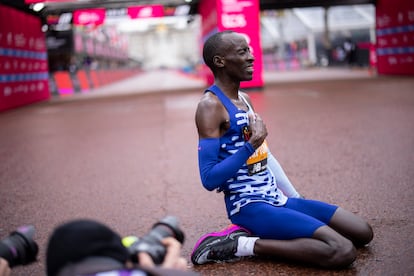 Kelvin Kiptum, tras cruzar la línea de meta.