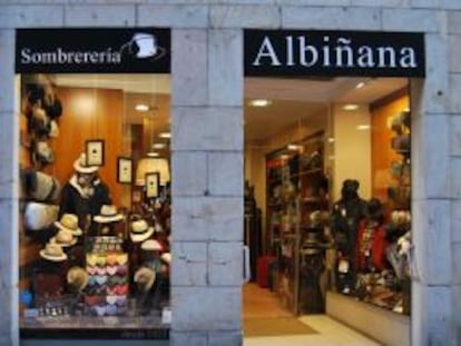 La sombrerer&iacute;a tiene dos tiendas en el centro de Oviedo. El escaparate de la imagen corresponde a la m&aacute;s grande de ellas, ubicada en la calle Magdalena, a pocos metros del ayuntamiento.