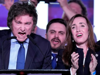 Javier Milei, candidato presidencial de la coalición Avances Libertarios, habla en su sede de campaña tras el cierre de los colegios electorales durante las elecciones primarias en Buenos Aires, Argentina.