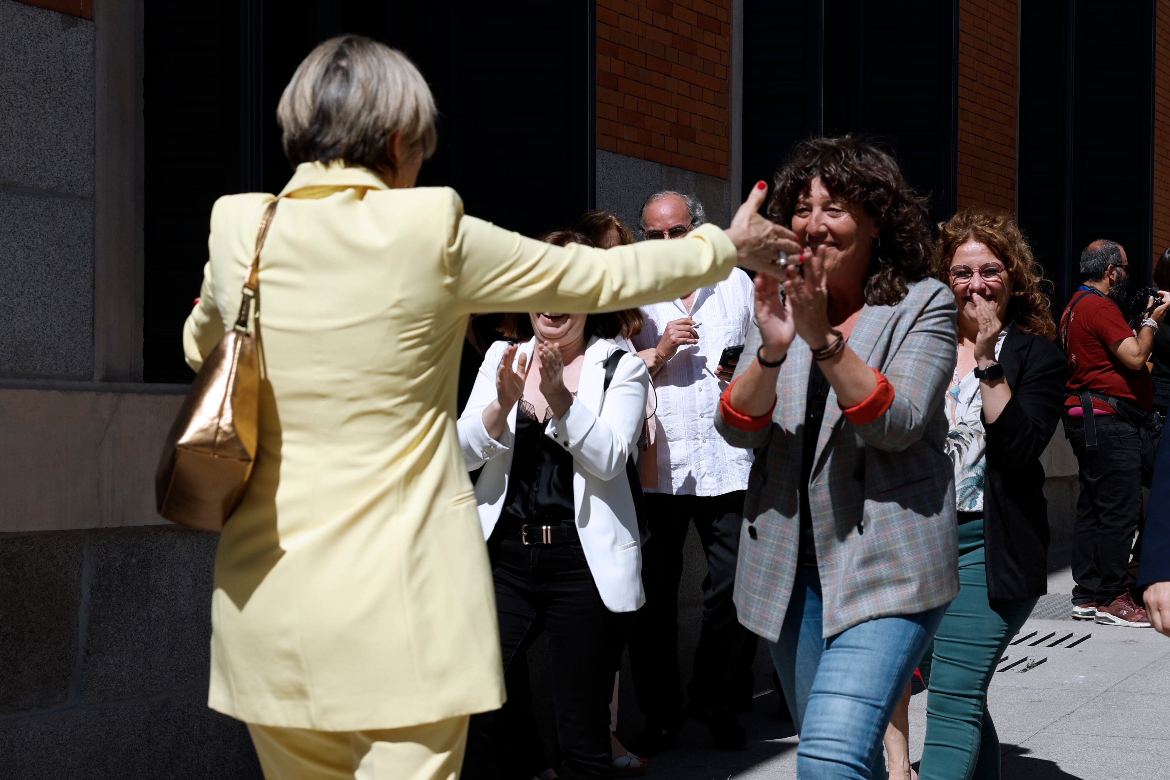 Carmen Forcadell (izquierda) celebra junto a Teresa Jordà i Roura y otros compañeros de ERC, la aprobación de la ley de la amnistía en el Congreso. 