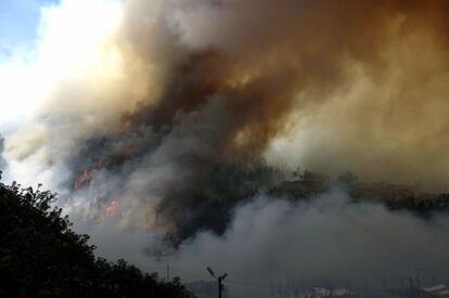 Olas de humo de un incendio forestal en las laderas alrededor de Quito.