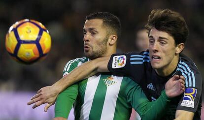 Odriozola, de la Real Sociedad, y el b&eacute;tico Durmisi, pelean por la pelota.