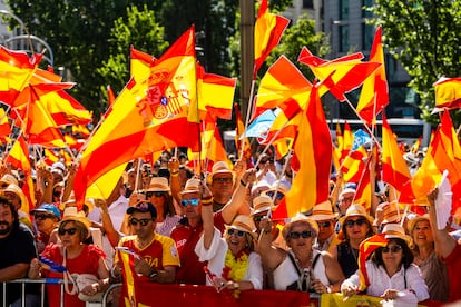 Participantes de la protesta convocada por el PP en la Plaza de España de Madrid contra el presidente del Gobierno, Pedro Sánchez, este domingo