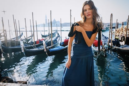 Modelo con un traje de la colección Venecia de Noon.