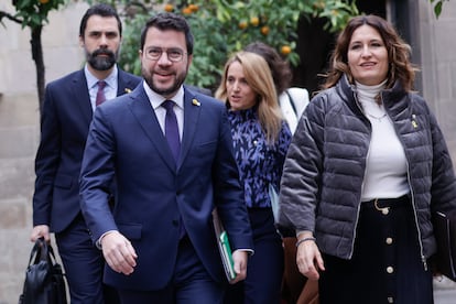 De izquierda a derecha, el consejero Roger Torrent, el 'president' Pere Aragonès y las consejeras Natàlia Mas y Laura Vilagrà antes de entrar en la reunión del Govern este martes.