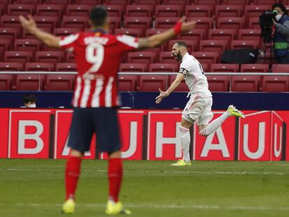 Benzema celebra el empate del Real Madrid ante Luis Suárez.