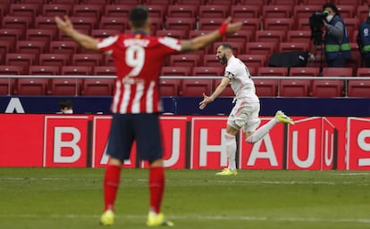 Benzema celebra el empate del Real Madrid ante Luis Suárez.