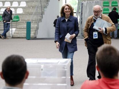 Arantza Quiroga se dirige a votar en un colegio de Hondarribia.