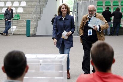 Arantza Quiroga se dirige a votar en un colegio de Hondarribia.