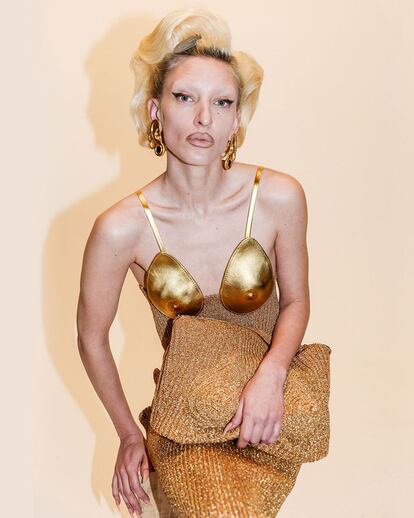 Este vestido de punto de la colección otoño-invierno 2021 de Schiaparelli cuenta con dos parches dorados con la forma del pecho.