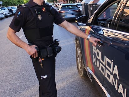 Un policía abre un coche policial en Valladolid.