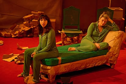 Julia Rubio (izquierda) y Cris Blanco, en una escena de 'Las pequeñas mudanzas'.