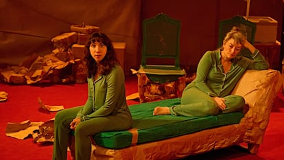 Julia Rubio (izquierda) y Cris Blanco, en una escena de 'Las pequeñas mudanzas'.