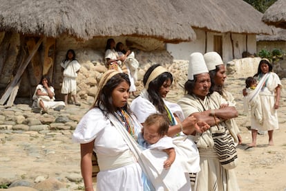 La comunidad de arhuacos celebran en Nabusimake, el centro espiritual donde dicen que nació el sol, ubicada en lo alto de las montañas de Sierra Nevada, Colombia. En enero de 2015