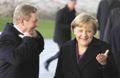 La canciller alemana, Angela Merkel (d), junto al primer ministro irlandés, Enda Kenny. EFE/Archivo
