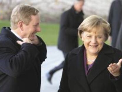 La canciller alemana, Angela Merkel (d), junto al primer ministro irlandés, Enda Kenny. EFE/Archivo