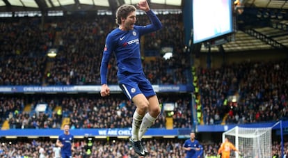 Alonso festeja uno de sus goles con el Chelsea.