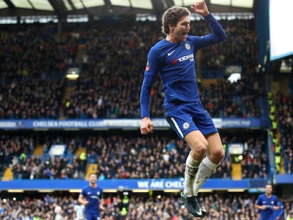 Alonso festeja uno de sus goles con el Chelsea.