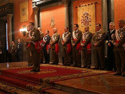 El teniente general Mena, durante su discurso de la Pascua Militar de 2006, cuando sugirió una intervención militar en Cataluña.
