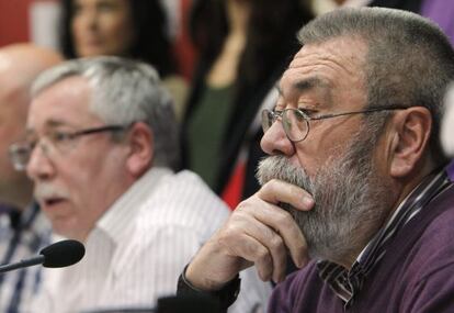 Los secretarios de CC OO, Ignacio Fernández Toxo , y de UGT, Cándido Méndez, el lunes en un acto.