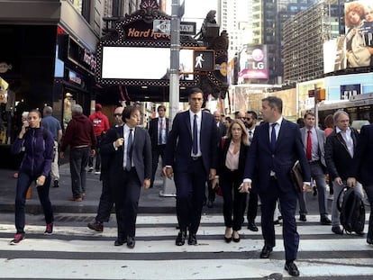 El president del Govern espanyol, Pedro Sánchez, de camí de la seu de l'agència Reuters.