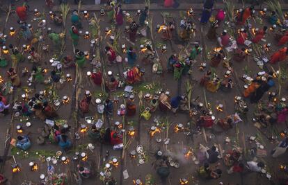 Mujeres indias tamiles hindúes cocinan comida especial para celebrar el festival de la cosecha de Pongal en Dharavi, uno de los barrios marginales más grandes del mundo, en Bombai, India, el 15 de enero de 2019. Esta celebración, según el calendario solar, marca el comienzo del movimiento hacia el norte del sol y se considera auspicioso.