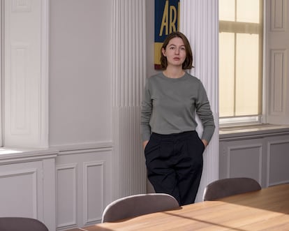 Sally Rooney, en su foto promocional de autora por ‘Donde estás, mundo bello’.