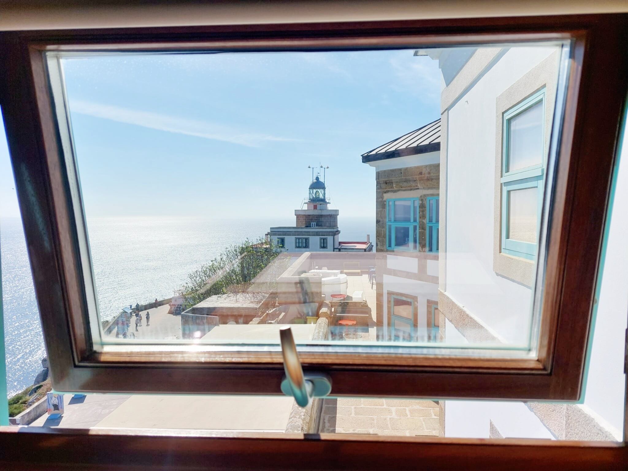 Vista del faro de Fisterra, construido en 1853 a 138 metros sobre el nivel del mar, desde una de las habitaciones del hotel.