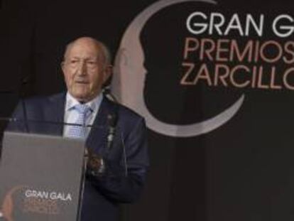 El bodeguero Alejandro Fernández tras recibir el Premio Zarcillo a la Excelencia 2013 a la Trayectoria Profesional, durante el acto celebrado anoche en Valladolid.
