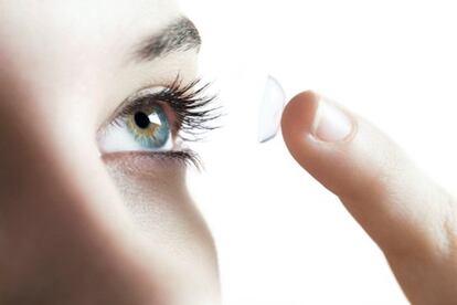 Los usuarios de lentes de contacto conocen bien el peligro de infecciones oculares, debido al salto de bacterias de la piel del párpado inferior al interior del ojo cuando se introduce la lentilla, como sugiere un equipo de científicos de la Universidad de Nueva York. Las personas que toman pastillas para el acné también son propensas a estas dolencias, así como a padecer orzuelos, pues estos fármacos atrofian las glándulas sebáceas de la piel, disminuyendo la producción de grasa por las glándulas de los párpados, como asevera Nicolás López Ferrando. Los oftalmólogos aconsejan utilizar lágrimas artificiales en caso de personas con sequedad. "El especialista indicará el tipo de lágrima y la cantidad necesaria", matiza López Ferrando.